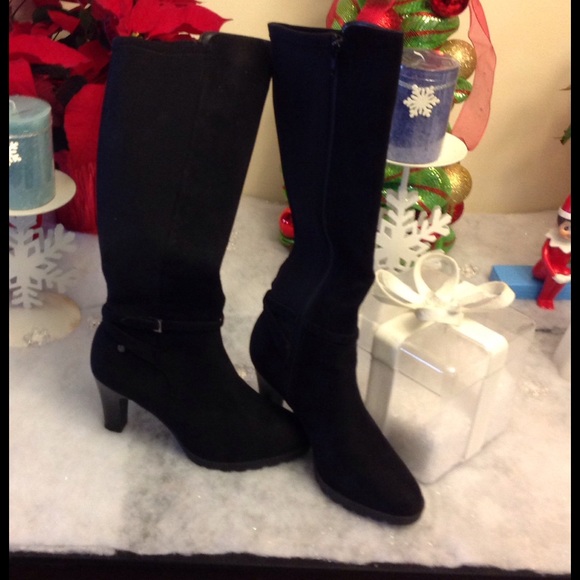 New pair of Ladies black Boots