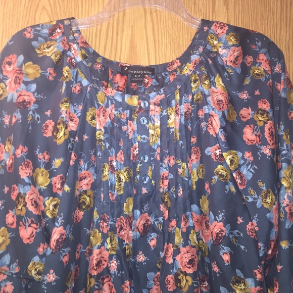 Cute floral top!! 🔴sold🔴