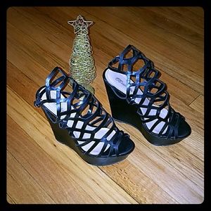 Super Cute Strappy Black Wedges!