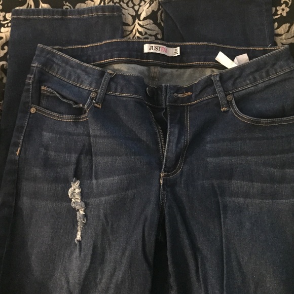 Cute distressed Just Fab jeans!!🔴sold🔴