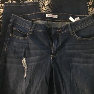 Cute distressed Just Fab jeans!!🔴sold🔴