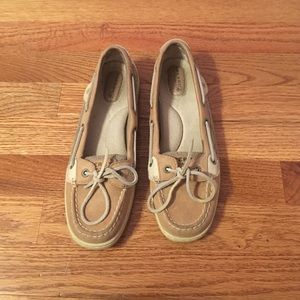TAN CLASSIC SPERRYS!