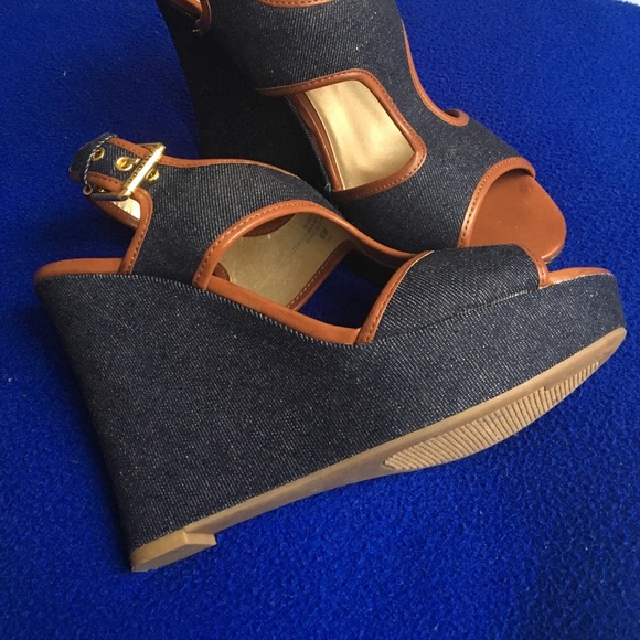 HP 1/18 🎉🍩 Guess Jean Denim Classic Wedges ✨ - Picture 2 of 4