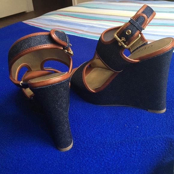 HP 1/18 🎉🍩 Guess Jean Denim Classic Wedges ✨ - Picture 3 of 4