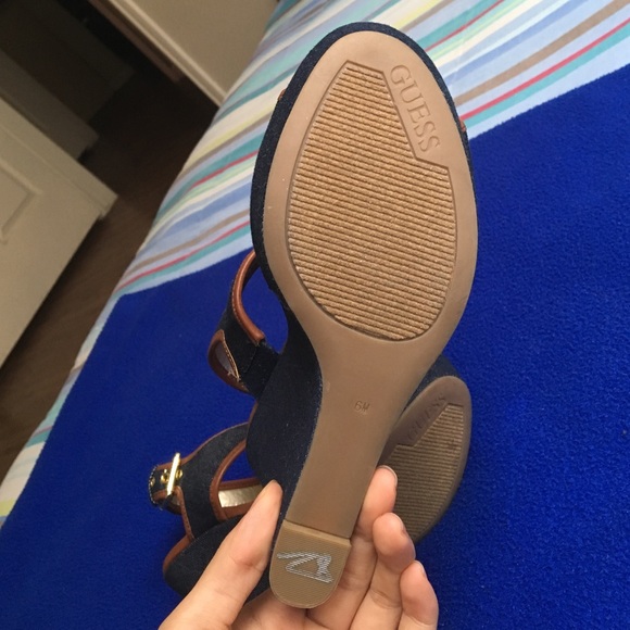 HP 1/18 🎉🍩 Guess Jean Denim Classic Wedges ✨ - Picture 4 of 4