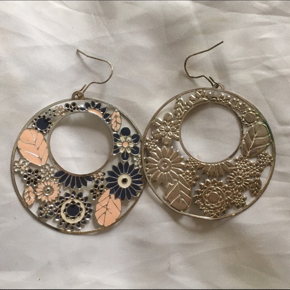 Forever 21 floral dangling earrings - Picture 2 of 3