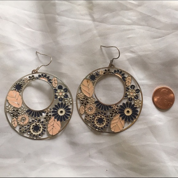 Forever 21 floral dangling earrings - Picture 3 of 3