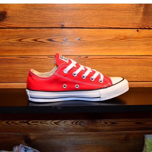 Red converse - Picture 2 of 2