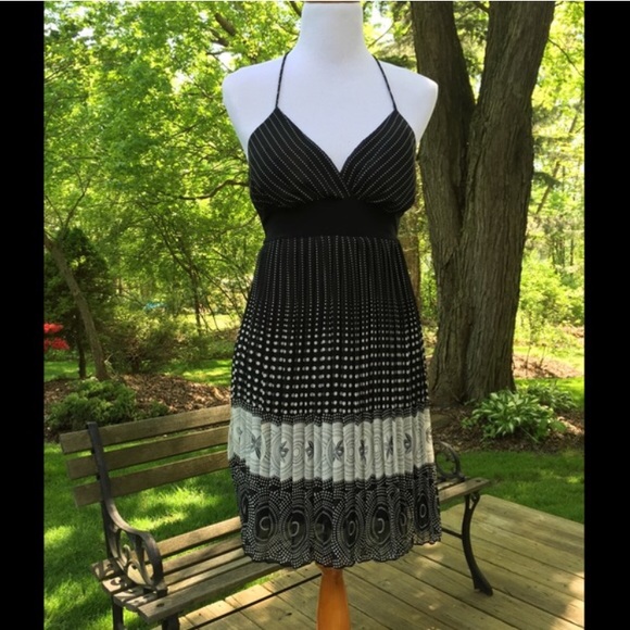 wink Dresses & Skirts - 🌟🎉Black and white pleated halter dress💕