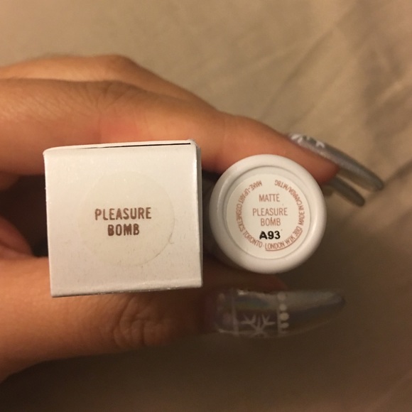 Mac x Rihanna - Pleasure Bomb Matte RiRi Lipstick - Picture 3 of 4