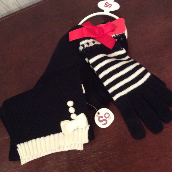 NWT. SCARF & GLOVE Set - Picture 2 of 2
