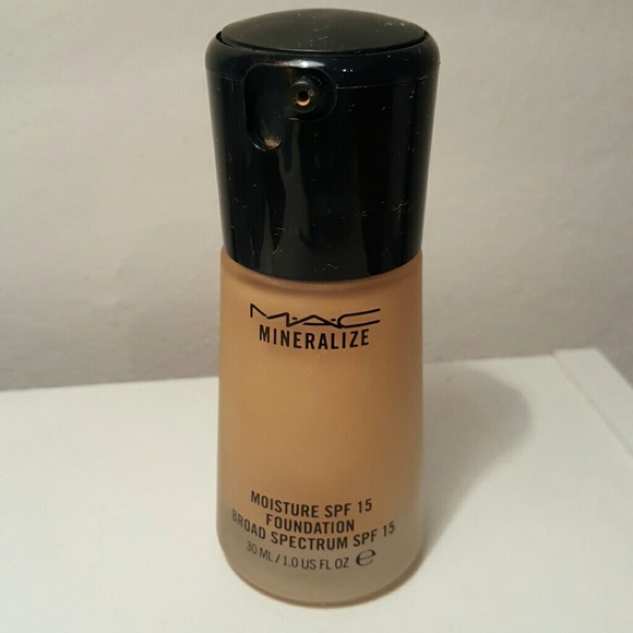 MAC mineralize moisture spf 15 foundation