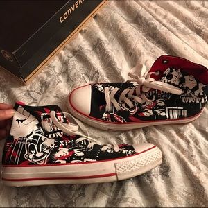 Comfortable converse black , white and red.