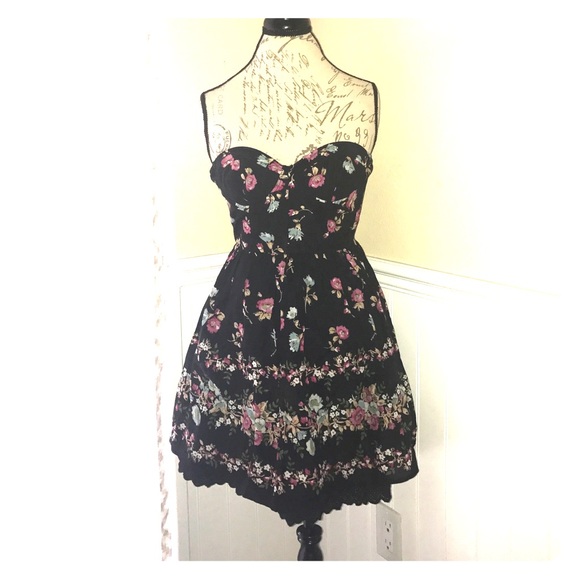 Dresses & Skirts - Strapless summer black floral dress