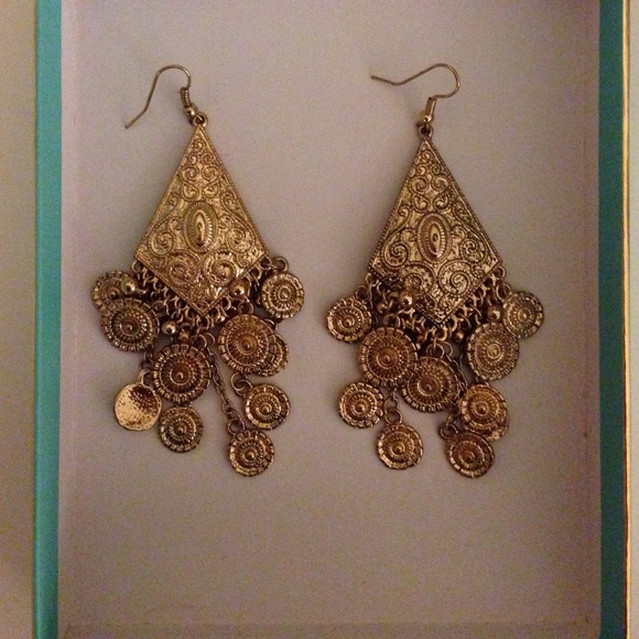 Gorgeous statement earrings.