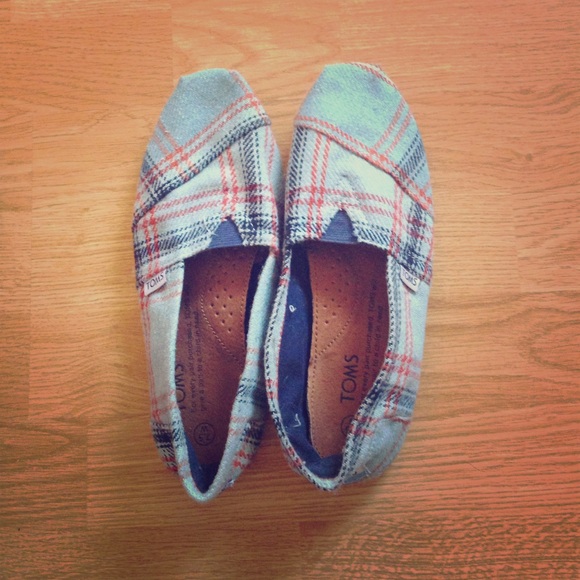 Adorable plaid TOMS