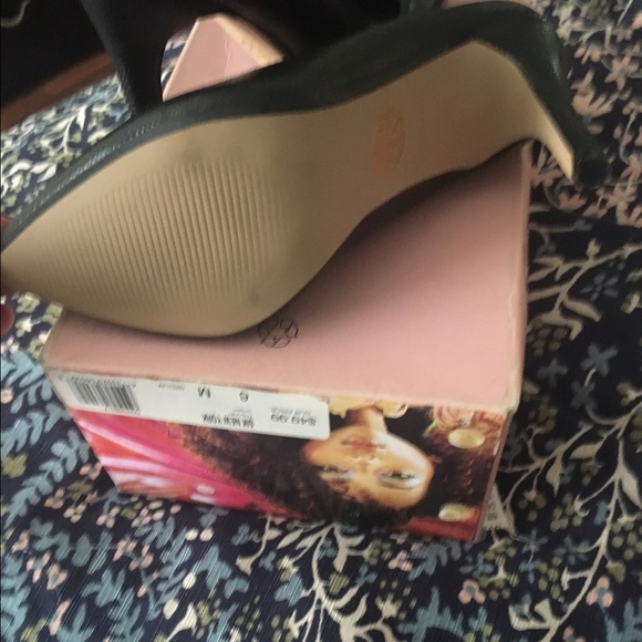 Heels - Picture 3 of 3