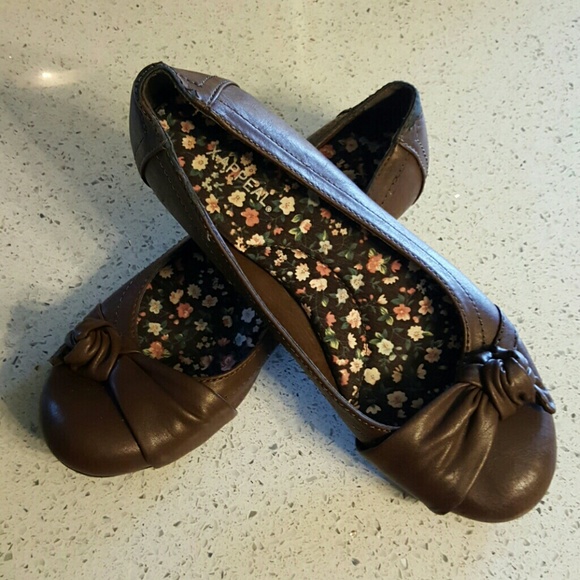 Brown knotted flats