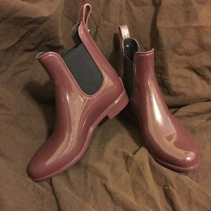 Short rain boots