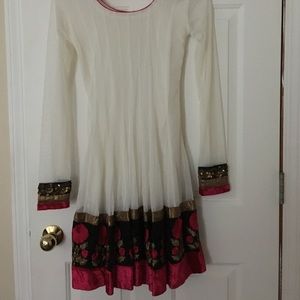 White net kurta top with flower details