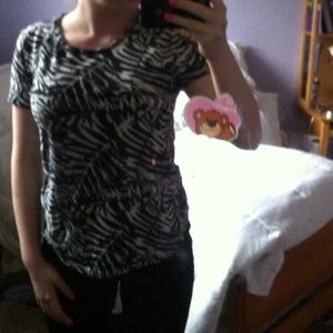 BLACK AND WIGJT T-SHIRT😩