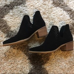 Black Steve Madden v cut-out booties - size 9
