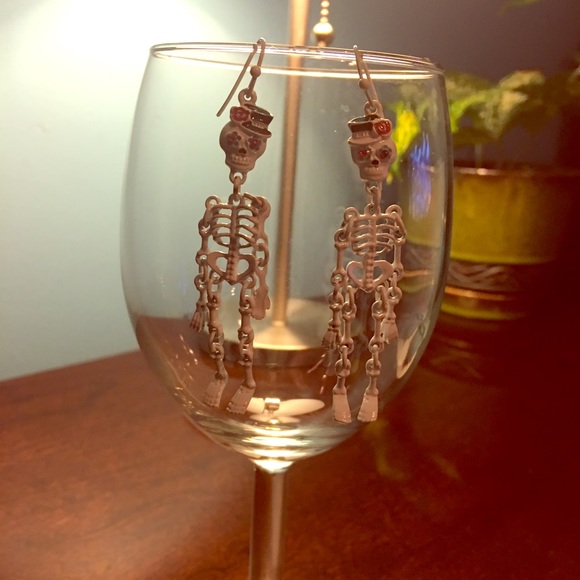 Adorable Skeleton earrings - Picture 1 of 2