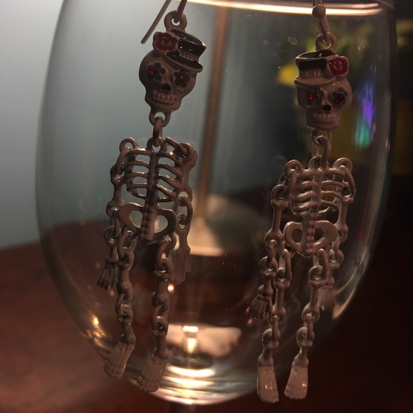 Adorable Skeleton earrings - Picture 2 of 2