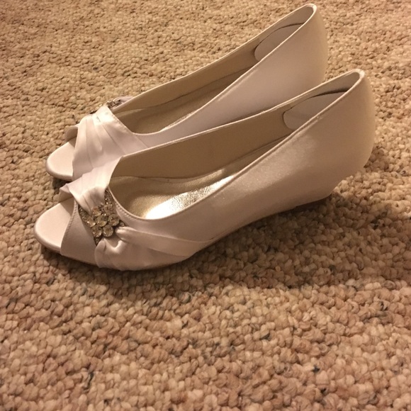 Elegant Park Open Toed Wedges - Picture 2 of 2
