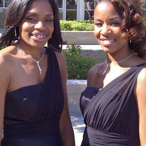 Black formal gown. - Picture 2 of 4