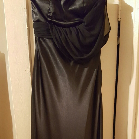 Black formal gown. - Picture 4 of 4