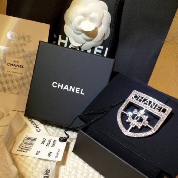 CHANEl LOGO CRYSTAL SHIELD CREST BROOCH - Picture 2 of 4