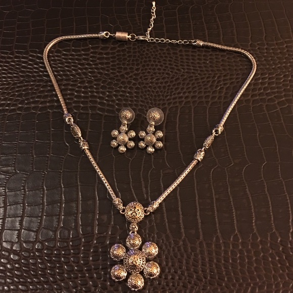 Silver necklace w matching earrings.