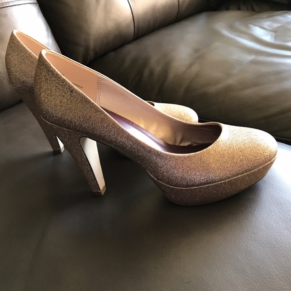 Steve Madden GOLD Platform Heels - Picture 2 of 5