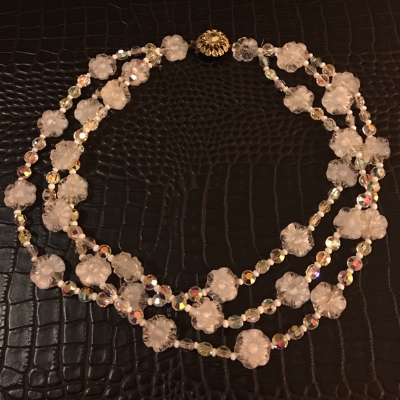 Beautiful vintage crystal flower necklace.