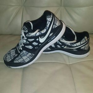 Nike running shoes Sz 9.5