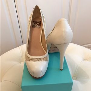 Pour La Victoire cream mesh heel