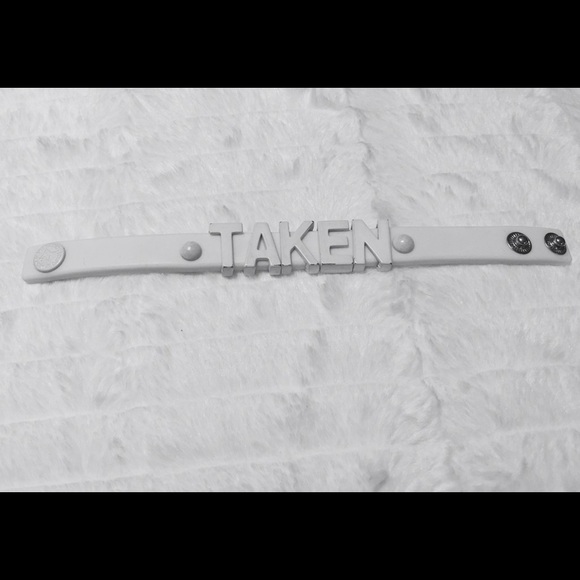 BCBGeneration rubber snap bracelet "TAKEN"