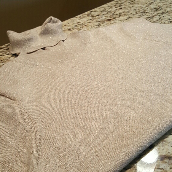 Short sleeve turtleneck with gold shimmer Like New