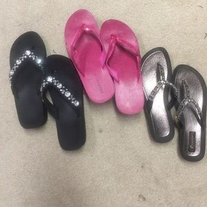 3 pairs of flip flops