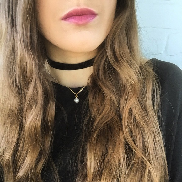 "Emerie" Necklace || Black Velvet & Pearl Choker - Picture 2 of 6