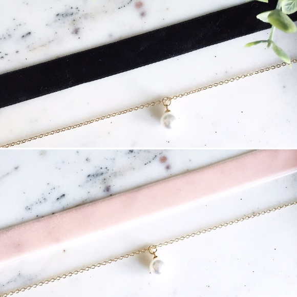 "Emerie" Necklace || Black Velvet & Pearl Choker - Picture 4 of 6