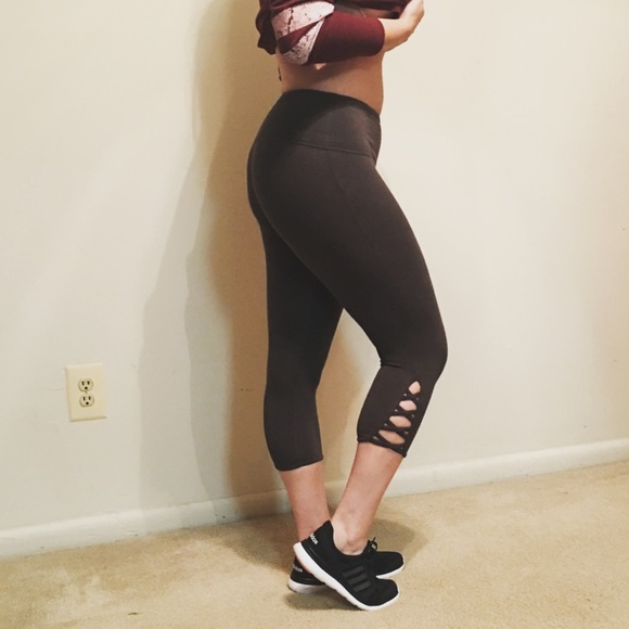 Criss Cross Cut Out Activewear Capri Leggings