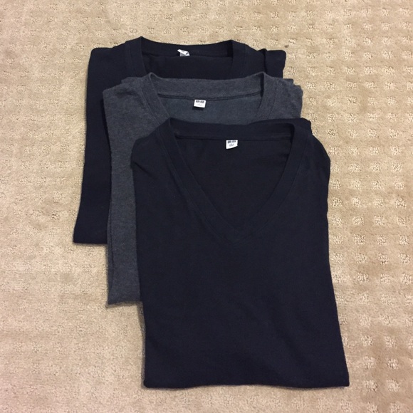 Men's uniqlo 3 t shirts. Black and grey $$👇🏻👇🏻