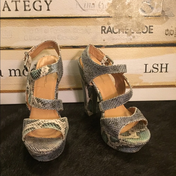 Size 8 blue and tan open toe platform chunky heels - Picture 2 of 3