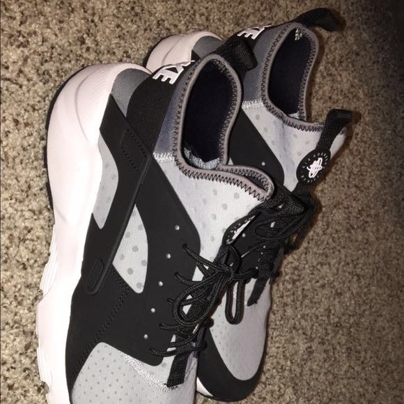 GREY AND BALCK HUARACHE
