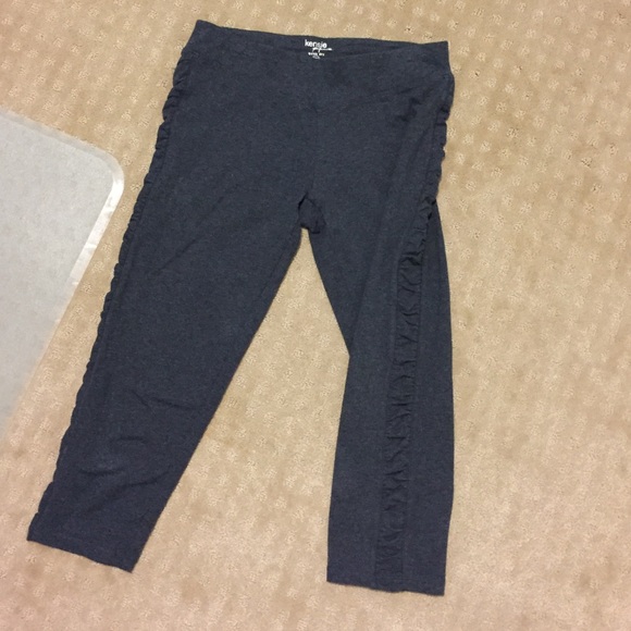 Kensie performance Capri length leggings ruching
