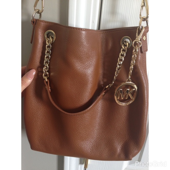 Micheal Kors cross body purse. Perfect condition.