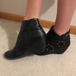 Black healed ankle boots