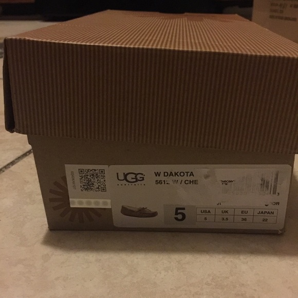 Authentic Uggs Dakota Style NIB - Picture 4 of 4